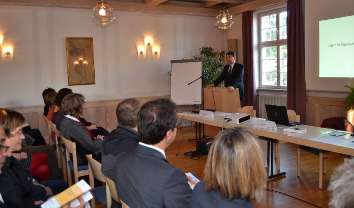 Sozialdezernent Bürgermeister Thomas Hirsch bei der Eröffnung der Tagung